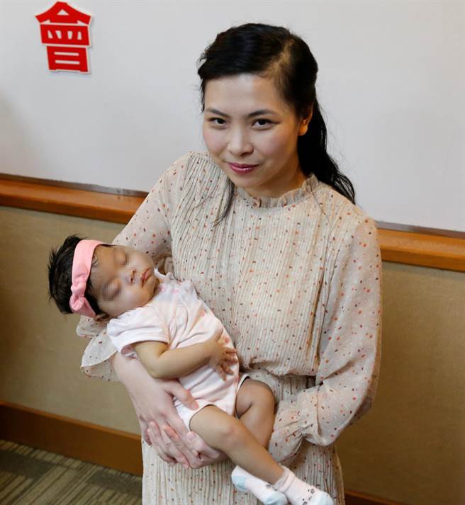 捐赠者(母)：LÊ VÂN ĐÀI TRANG   黎云臺妆  受赠者(女)：ĐẶNG LAM DIỆP     蔷蔷。（北荣提供）