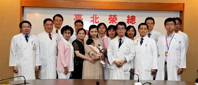 黎云臺妆与爱女蔷蔷一同与医疗团队合影留念。（北荣提供）