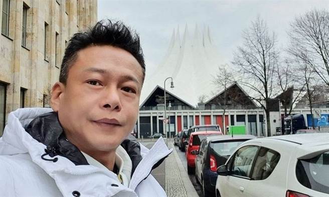 52岁影帝李康生，2013年以《郊游》一片风光拿下金马奖最佳男主角，却在隔年中风导致旧疾復发，脖子歪斜。（图／李康生脸书）