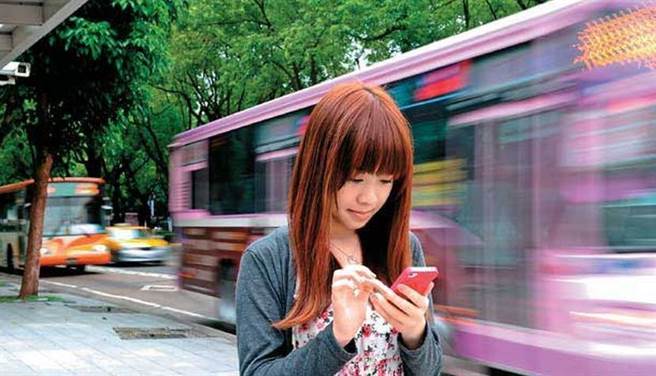 预防脖子歪斜应避免长期姿势不良、当低头族，增加颈部肌肉的负担。（图片来源：陈德信）