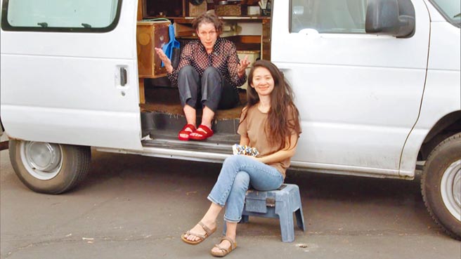 赵婷（右）与法兰西丝麦多曼合作的电影《游牧人生》勇夺威尼斯最高荣誉金狮奖。（摘自豆瓣电影）