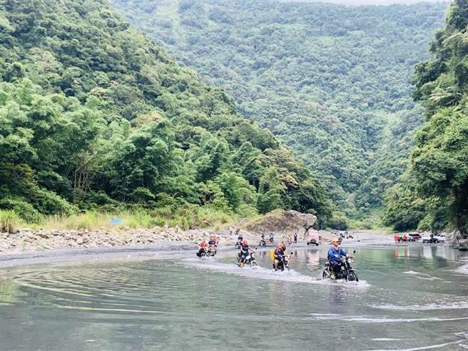 虛驚一場！武界壩搜救現場驚傳4名騎越野機車的搜救人員失聯，不過今早約9時，4人已騎著越野機車現身，與眾人會合。（中時資料照 廖志晃攝）