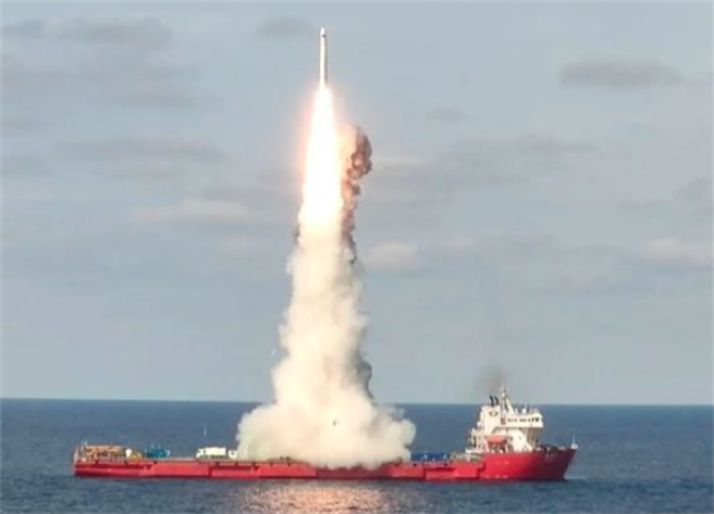 长征11号固体运载火箭9月15日9时23分从黄海顺利升空，将「吉林一号」高分03-1组卫星送入535公里的太阳同步轨道。（「CHINA航天」微博）