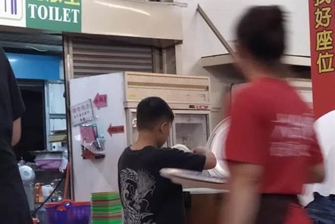 1碗10元！小弟弟漫画式「盛饭神技」网全跪了(图/原PO授权提供)