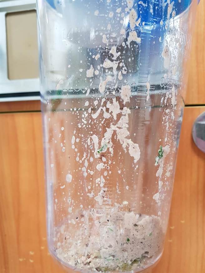 苏一峰提醒，失智会造成吞咽能力的退化，吃饭非常危险！他曝一张震撼照片，妇人急救过程中，抽痰管的瓶子里有一大堆食物。(图撷自苏一峰脸书)