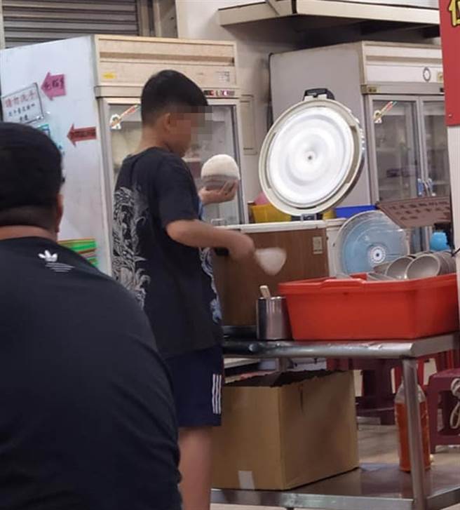 有网友在夜市目睹黑衣小弟超高超的盛饭神技。(图/原PO授权提供)