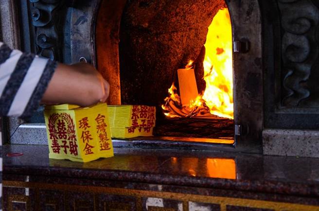 鬼月普渡有眉角，烧给好兄弟的银纸不能错烧给神明，这样是犯大忌。(达志影像/shutterstock)