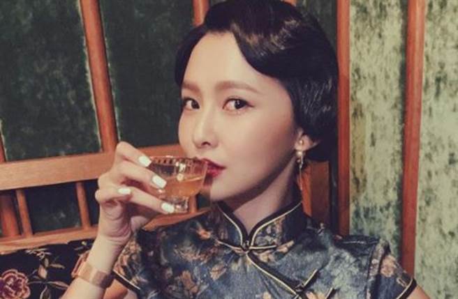 《炮仔声》女星吴婉君藏起深V身材穿旗袍耍辣，展现性感S曲线。（图／IG@cocco__wu）
