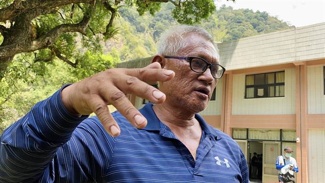 杨铁木回忆当时对家属感到心寒，认为搜救人员都忙成这样了，家属还在关心车。(林心柔摄)