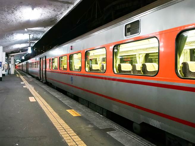 一對情侶搭台鐵自強號，在車廂拉下口罩、忘我喇舌五分鐘，讓全車旅客全看傻。（示意圖／達志影像）