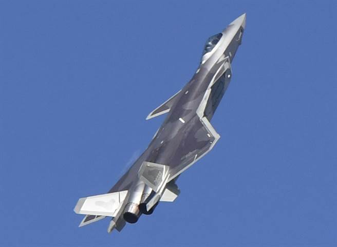 解放軍殲-20新一代隱形戰機2019年10月17日首次在東北進行飛行展示的畫面。（中新社）