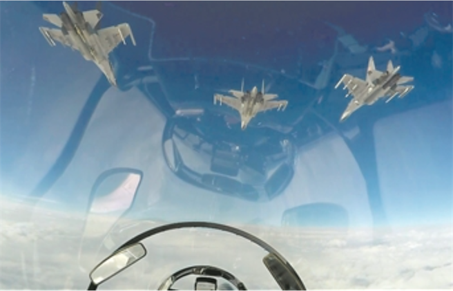 解放軍東部戰區航空兵作戰旅的殲-20戰機在空中對抗演習中以寡敵眾，以17:0的比數，徹底碾壓4代戰機。（解放軍報）