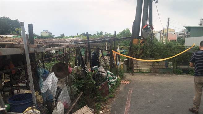 高雄大社区文明路的一处空地，惊传1名64岁李姓包商脖子遭割明显死亡。(洪浩轩翻摄)