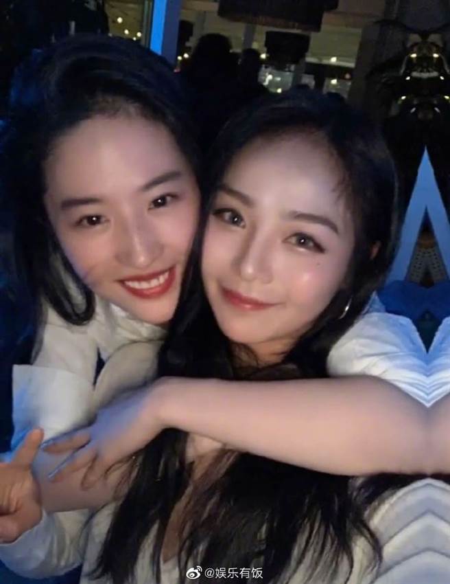 刘亦菲与替身私下合照，关系不错。(取自新浪娱乐)