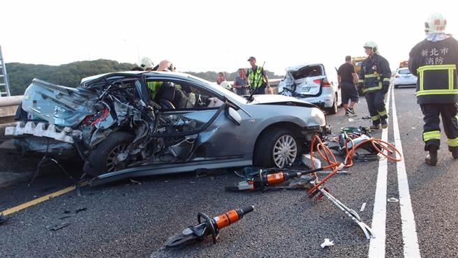 国道1五杨高架惊传3车连环追撞造成1死2伤，车身整个扭曲变形，状况惨不忍睹。(林俊翰翻摄)
