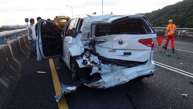 国道1五杨高架惊传3车连环追撞造成1死2伤，车身整个扭曲变形，状况惨不忍睹。(林俊翰翻摄)