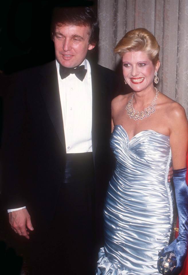 美國總統川普的首任妻子伊凡娜（Ivana Trump）過去是一名模特兒。圖為川普、伊凡娜於1989年的合影。（資料照／TPG、達志影像）