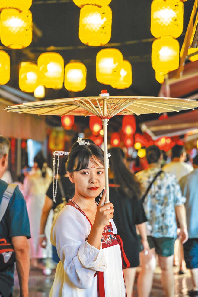 8月2日，游客身穿汉服，参与贵州省贵阳市花溪区青岩古镇景区举行的「夜间穿越游」活动。（中新社）