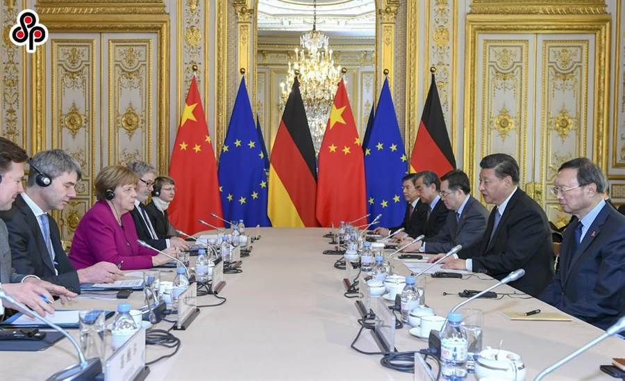 中歐決定打造中歐綠色夥伴、中歐數字合作夥伴。圖為2019年3月26日，中國國家主席習近平在巴黎會見專程前來出席中法全球治理論壇閉幕式的德國總理梅克爾。（新華社）