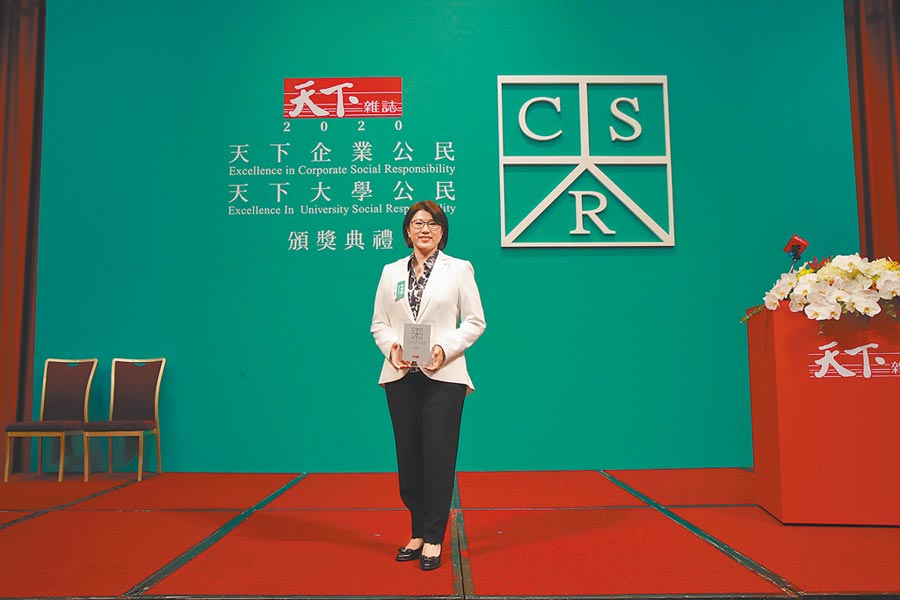 王道銀行榮獲2020年「天下CSR企業公民獎」中堅企業第二名，由王道銀行駱怡君董事長代表領獎。圖／王道銀行提供