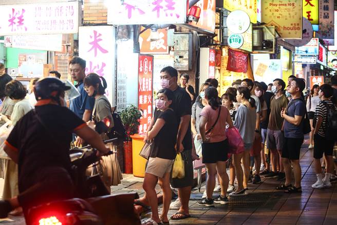 台湾夜市早在多年前就已超越故宫成为外国观光客来台必去景点第一名，含瘦肉精的美猪美牛合法进口后，对平价的夜市美食造成何种衝击，恐怕超出台湾人的意料之外。（图／邓博仁摄）