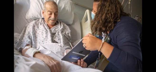 库克在发表会上先以iPad已经是在今年的疫情中，不仅为使用者牵起了人与人之间联繫，更是一个抒压、缓和情绪的好帮手。（翻摄直播画面）