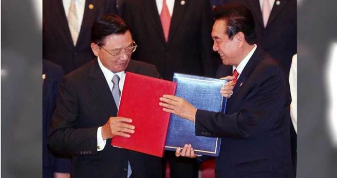 海峽交流基金會董事長江丙坤和海峽兩岸關係協會陳雲林，2010年在中國大陸重慶完成簽署《海峽兩岸經濟合作架構協議》（ECFA）。（圖／報系資料照）