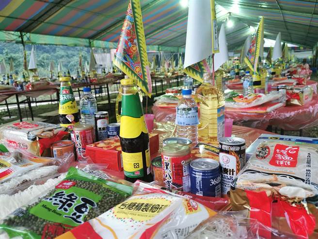 为了送好兄弟们返回阴间，鬼门关拜拜也有禁忌，拜错供品、讲错话恐会有不好影响。(图为 南投县竹山镇德财寺关鬼门前的普渡法会／杨登嵙提供)
