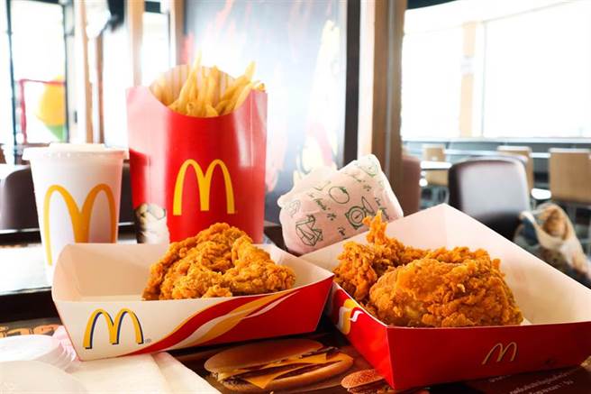 麦当劳推出国庆日限定优惠刮刮乐，有机会刮中大薯、鸡块、劲辣鸡翅等8大品项「买一送一」。(示意图/达志影像)