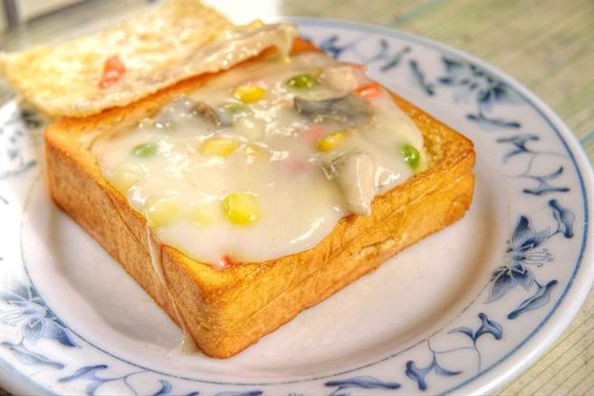 網友公認台南美食最過譽的小吃是棺材板(見圖)。(達志影像/shutterstock)