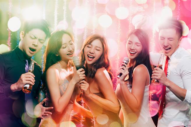 一名女网友表示自己17岁时曾在夜唱时遇到不可思议的经歷，让她逃过一劫(示意图／达志影像)