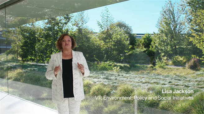 蘋果環境政策與社會倡議副總裁Lisa Jackson宣布新Apple Watch隨盒不贈送USB充電器。（摘自蘋果官網）
