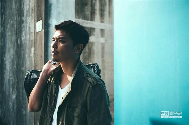 小鬼在《角头》中演出兄弟，原预计要继续拍摄影集。（资料照）