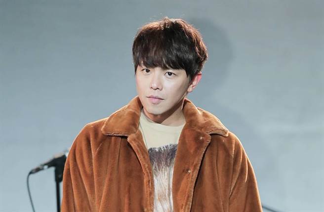 外号「小鬼」的艺人黄鸿升今(16日)突传身亡，在北投三合街一段的住宅被发现遗体，大体已呈尸僵反应，享年36岁，稍早媒体求证经纪人，对方已证实，「啦啦队女神」吴函峮（峮峮）稍早才被通知，经纪人说5分钟前才知道，大家都很难过。