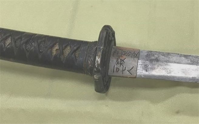 「南京之役杀107人」的武士刀传灵异！民国88年，当时就读景美女中的张姓女学生，在国军歷史馆惨遭值勤的郭姓二兵持此刀杀害后性侵，郭嫌犯后惊曝：「是刀下冤魂要我做的」。（图／翻摄自军史馆资料），