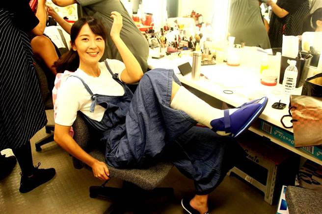 林昀希拍《天骄》脚骨折打石膏。（三立提供）