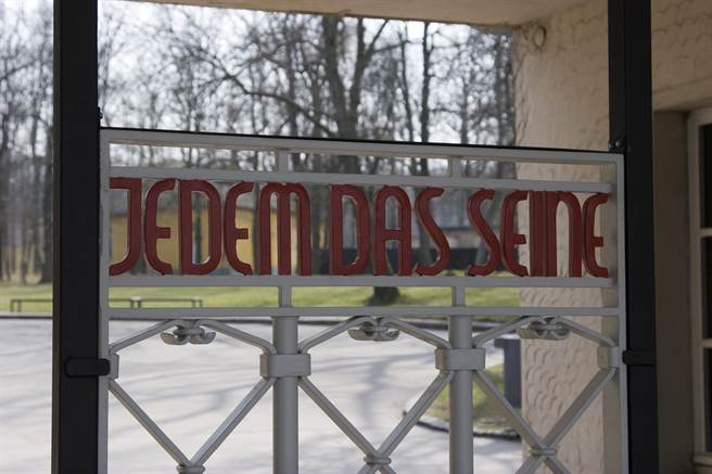 二战期间纳粹布亨瓦德（Buchenwald）集中营，入口的拉丁文「各有所属」（suum cuique）最初源于罗马哲学家，但它的德文版本，被鐫刻在布亨瓦德集中营入口，从此与这个恶名昭彰的杀人炼狱脱不了关系。超过5万6千名苏联和东欧囚犯二战期间在这里丧命。(图摘自shutterstock)