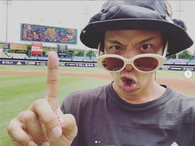 小鬼黄鸿升骤逝，震惊全台，有医师指出黄鸿升恐是心臟病先发作后才造成摔倒情形 (图／黄鸿升脸书)