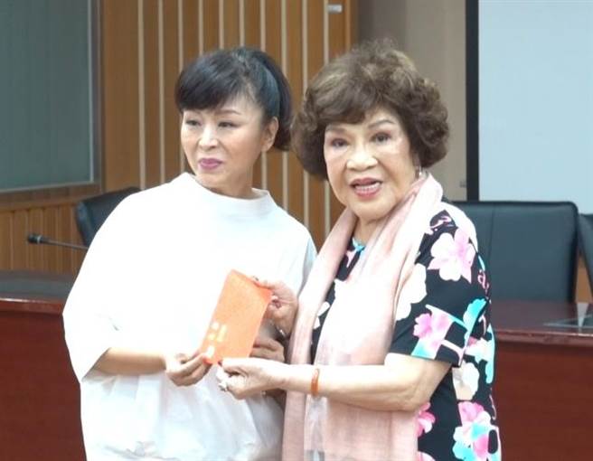 「戲劇教母」周遊親自頒獎金給藝人蕭惠。(照片/游定剛 拍攝)
