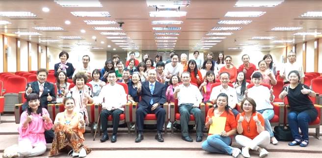 周遊、李朝永、寒舍董事長王定乾、台北商業大學校長張瑞雄和演藝事業經營管理專班同學合影。(照片/游定剛 拍攝)