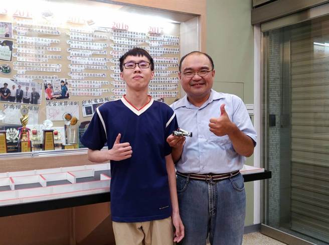 高家凯（左）在国中时看到介绍电脑鼠走迷宫影片觉得非常有趣，也因此决定要读龙华科大。（校方提供／赖佑维桃园传真）