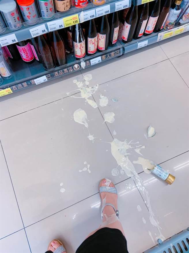 原PO分享，近日她去全联要买一瓶凯撒酱，结果却在选购时手残打破了。 (摘自:
我爱全联-好物老实説)
