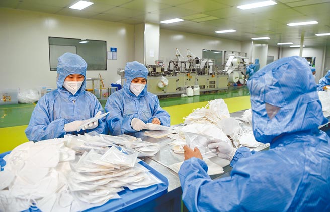 陆口罩品质无虞，欧美日进口9成。图为重庆市工作人员在医用N95口罩生产包装车间内作业。（新华社）