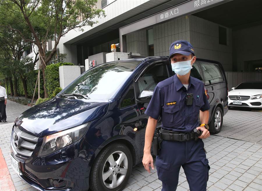 Artist Huang Hongsheng (Little Ghost) was found by his family on the 16th at his home on Sanhe Street, Beitou District.  The police arrived at the scene and found that Huang Hongsheng was lying outside the bathroom with slight bleeding from his mouth and nose.  There were no drugs, bottles, etc.  Sudden death is suspected in the preliminary investigation and the cause of death needs to be clarified.  In the afternoon the remains were transferred by the funeral agency.  (Photo by Wang Yinghao)