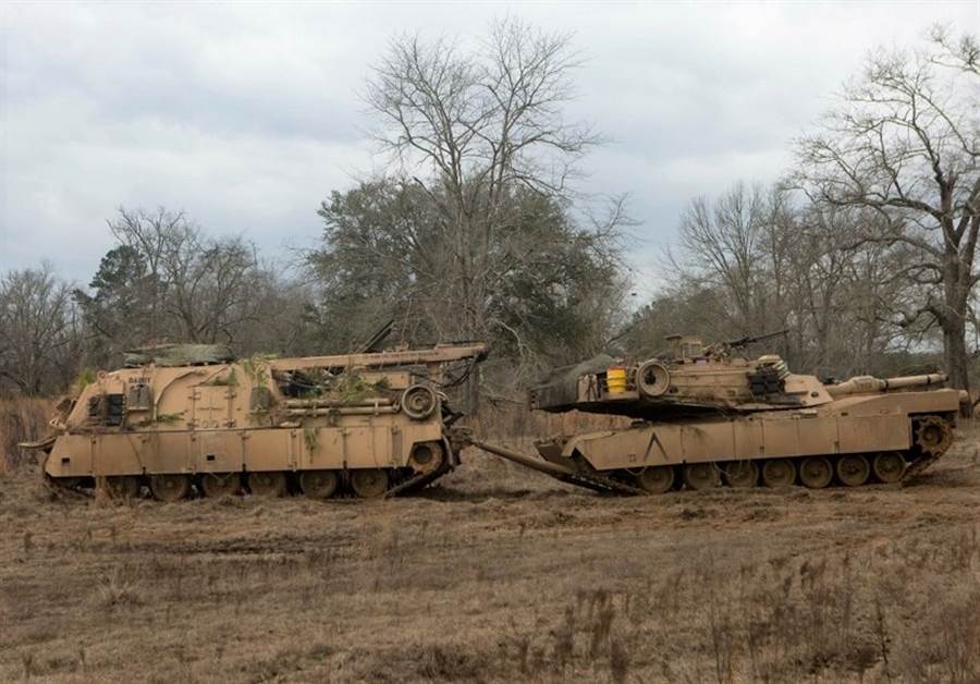 The American M88A2 armored relief vehicle carries the M1A1 combat vehicle.  (Photo / US Army)