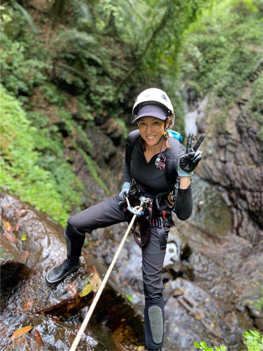 李詠嫻挑戰13層樓高瀑布溪降。(艾迪昇傳播提供)