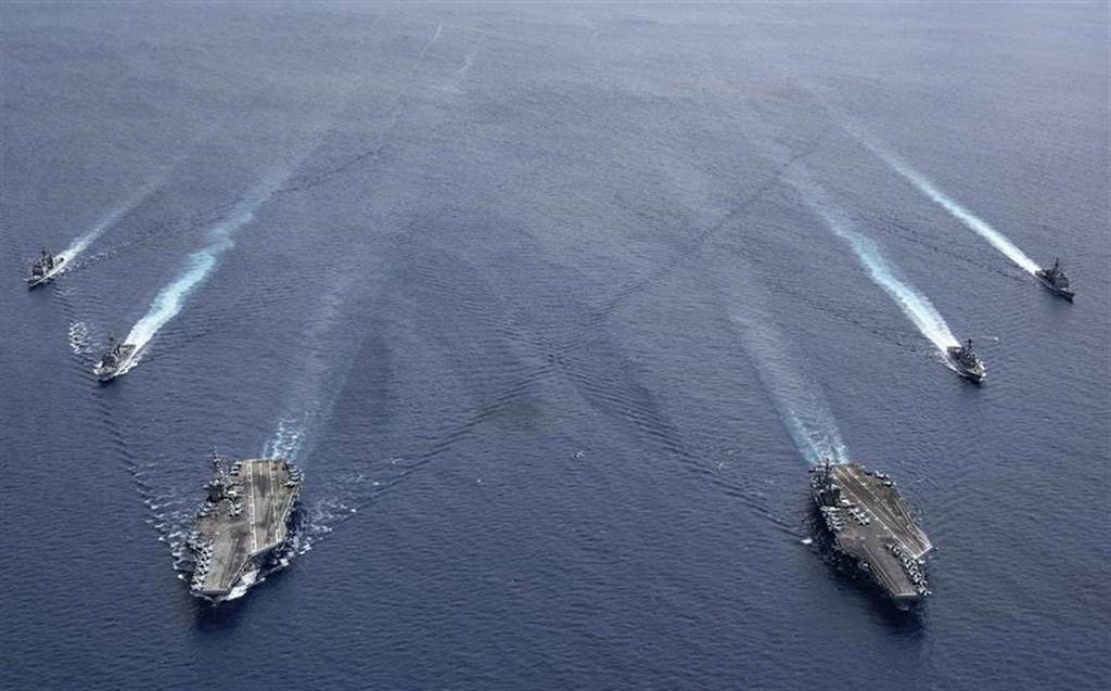 美國「雷根」號（USS Ronald Reagan，CVN76）與「尼米茲」號（USS Nimitz，CVN-68）航母戰鬥群７月6日在南海軍演的畫面。（美國海軍）