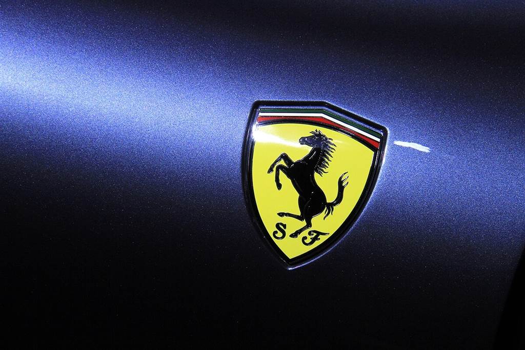 Ferrari為Roma推出了新的金屬漆色：羅馬藍(Blu Roma)，這個顏色的發想來自陽光照射羅馬許願池水面所呈現的光澤，而在強光照射下所拍攝出來的影像，會有獨特的水波光澤。