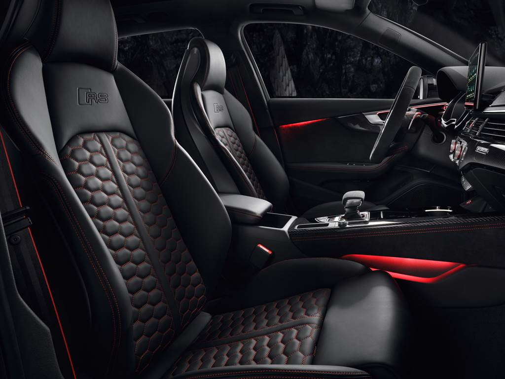 RS 4 Avant內裝多處具有專屬設計，強化熱血運動氣息。