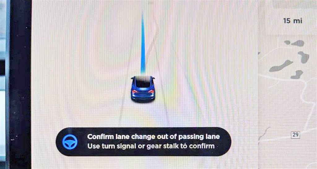 特斯拉 FSD 功能更新：自動超車後可選擇繼續在快車道上行駛